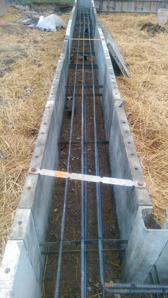 Grade_Beam_footing_construction_with_straw2